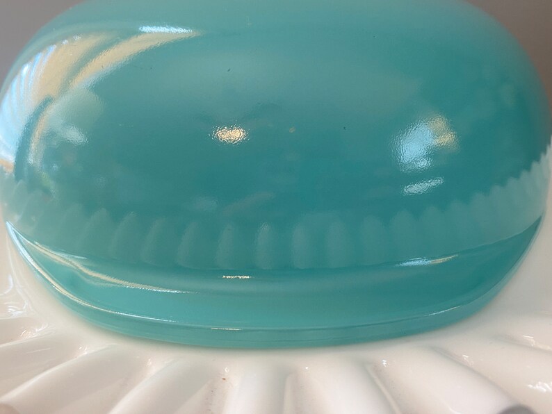 Pyrex Turquoise Round Cinderella Casserole 024 with Knob Lid 624 / 2 Quart image 4