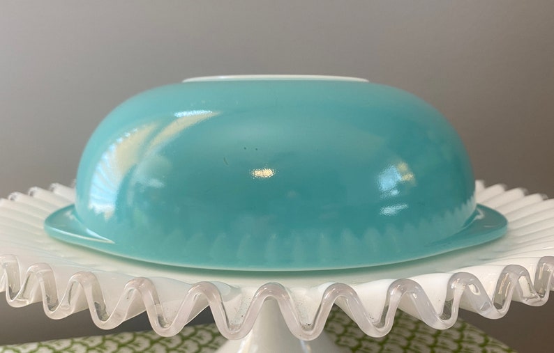 Pyrex Turquoise Round Cinderella Casserole 024 with Knob Lid 624 / 2 Quart image 2