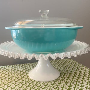 Pyrex Turquoise Round Cinderella Casserole 024 with Knob Lid 624 / 2 Quart image 1