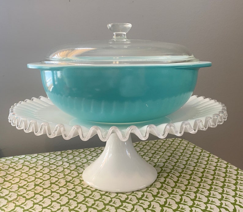 Pyrex Turquoise Round Cinderella Casserole 024 with Knob Lid 624 / 2 Quart image 1