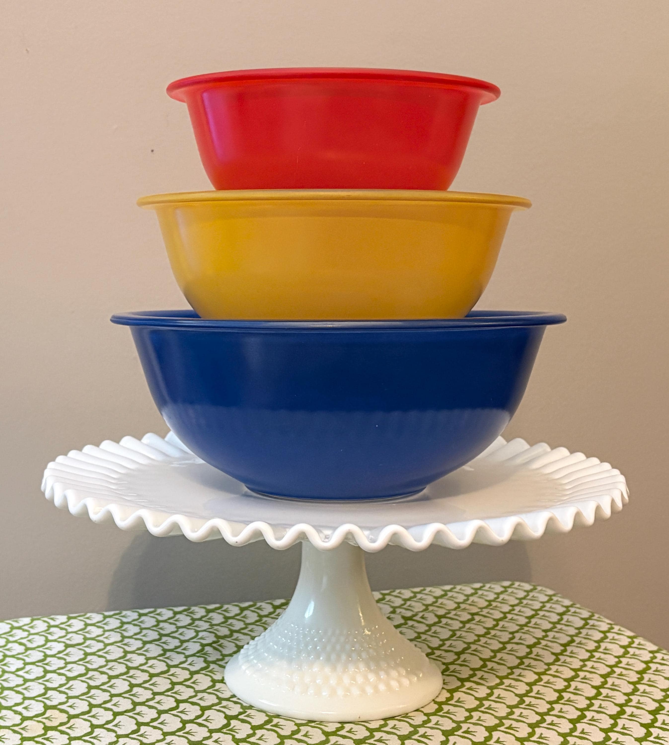 Set of 3 Vintage Pyrex Clear Bottom Bowls Red 322, Yellow 323