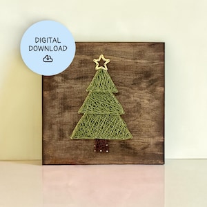 Peut inclure: Un sapin de Noël en art de fil vert avec une étoile dorée au sommet, monté sur un fond en bois brun.