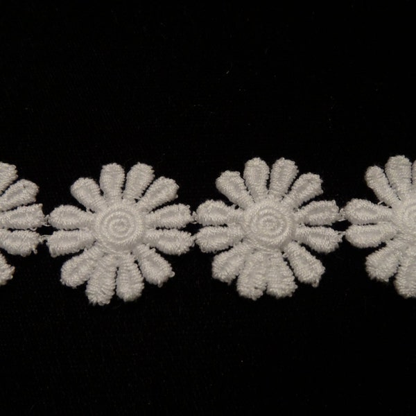 Small Cotton Daisy Trim