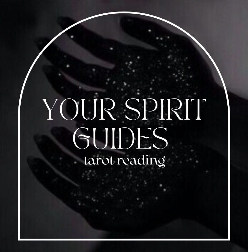 Op de afbeelding: Een zwart-witte afbeelding van twee handen bedekt met glitter met de tekst "YOUR SPIRIT GUIDES tarot reading" in wit.