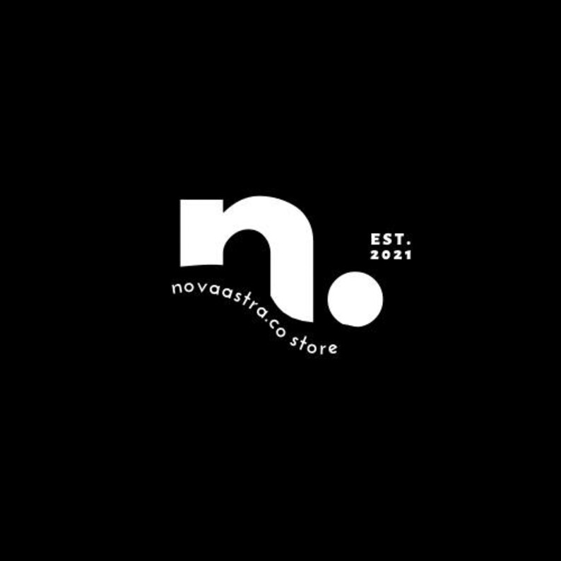 Op de afbeelding: Een wit logo met de letter "n" in een gestileerd lettertype, een kleine cirkel rechts van de letter en de tekst "novaastra.co store" onder de letter. De tekst "EST. 2021" staat boven de cirkel.