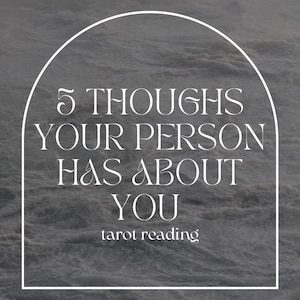 Könnte beinhalten: Eine weiße Textgrafik auf grauem Hintergrund mit einem weißen Bogen. Der Text lautet "5 THOUGHTS YOUR PERSON HAS ABOUT YOU tarot reading".