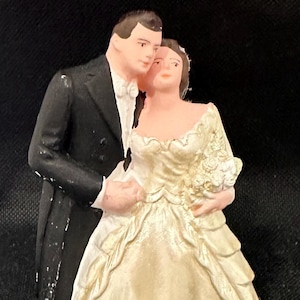 Vintage bride n groom cake topper 1950&#39;s, hand painted, Japan w gloves, bouquet, beautiful brunette couple, Brendan Fraser, Rock Hudson