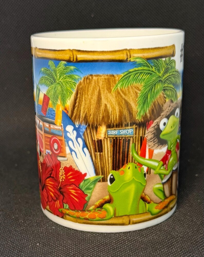 K&ouml;nnte beinhalten: Ein wei&szlig;er Keramikbecher mit einer farbenfrohen tropischen Szene, die einen Surfshop mit Strohdach, Palmen, ein blaues Surfbrett, eine rote Hibiskusbl&uuml;te und zwei gr&uuml;ne Schildkr&ouml;ten zeigt. Eine Schildkr&ouml;te tr&auml;gt einen Strohhut.