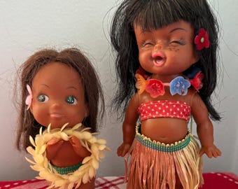 60er Jahre Zwei Hawaiianische Puppe Vintage 4,5 "Hula Girl Puppe, die einem Gast eine Lei überreichen