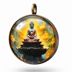 Può includere: Ciondolo rotondo con un Buddha seduto in meditazione. Il ciondolo ha una cornice color bronzo e una copertura in vetro trasparente a cupola. Lo sfondo raffigura una scena colorata.