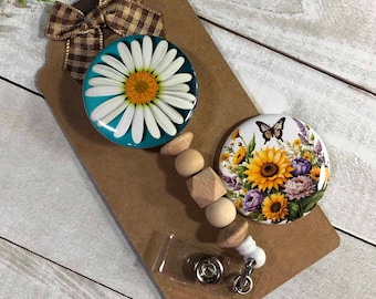 Daisy & Sunflower Interchangeable Badge Reel – Neutral Wood Beads