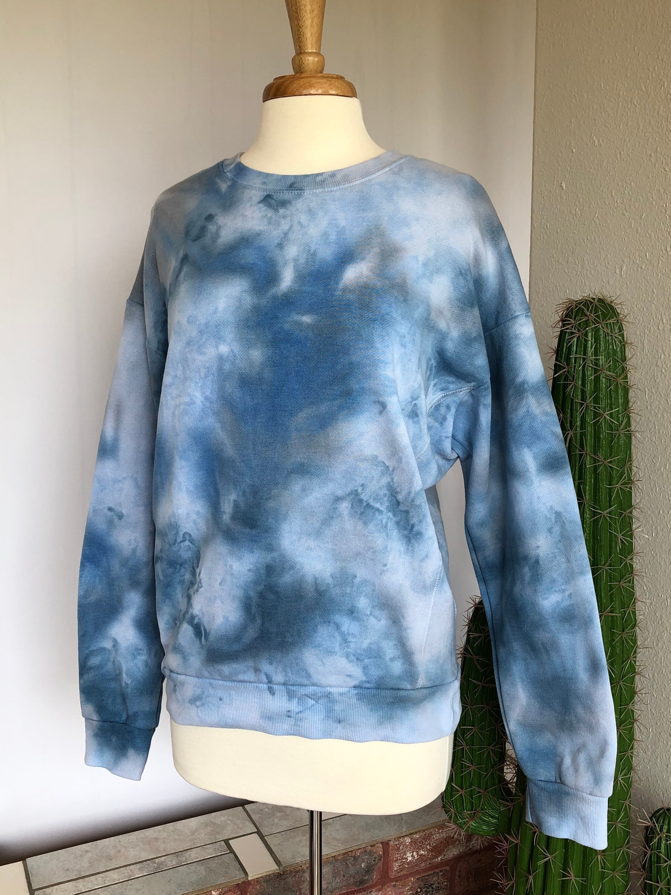 buc ee's tie dye sweatshirt