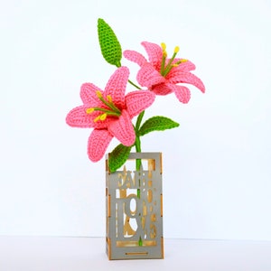Häkelanleitung für LILY PDF. Häkelblumen. Lilie mit Blättern. Amigurumi Schnittmuster. Lilien Blumenmuster für Wohnkultur.