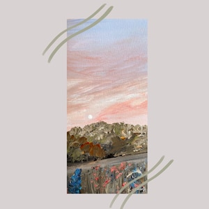 Op de afbeelding: Een schilderij van een landschap met een roze en blauwe lucht, een rij bomen en een veld met bloemen op de voorgrond.