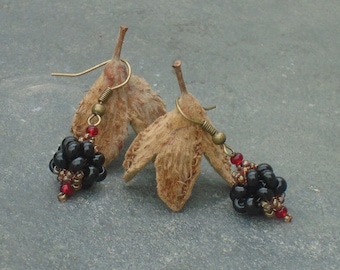 Brincos Blackberries, brincos de miçangas pretas e vermelhas, em miçangas tchecas pretas, vermelho rubi e bronze, com ganchos com acabamento em bronze, vendedor do Reino Unido.