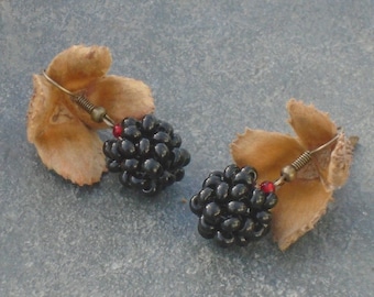 Brincos gigantes Blackberry, brincos de miçangas pretas e vermelhas, em miçangas tchecas pretas, rubi e bronze, com ganchos com acabamento em bronze, vendedor do Reino Unido.