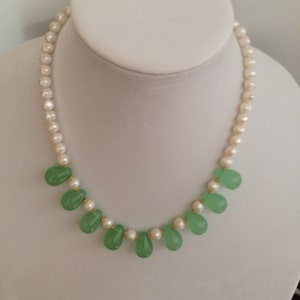 Chalcedony Necklace Mint Green Sea Green Pearl Short Necklace, Gold Lightweight Layering, Jewelry for Her, Natural Chalcedony, Round Pearls