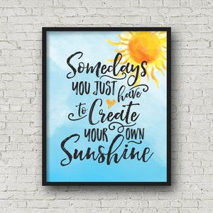 Può includere: Una citazione motivazionale in testo nero su uno sfondo acquerellato blu con un sole giallo. La citazione recita "A volte devi solo creare la tua luce del sole."