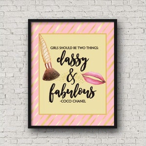 Könnte beinhalten: Ein rosa-goldener druckbarer Spruch mit dem Text "Mädchen sollten zwei Dinge sein: elegant und fabelhaft -Coco Chanel" mit einer Illustration von einem Make-up-Pinsel und Lippen.
