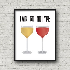 Könnte beinhalten: Ein weißer Hintergrund mit dem Text "I AINT GOT NO TYPE" in Schwarz. Zwei Weingläser sind abgebildet, eines mit Weißwein und eines mit Rotwein.