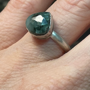 Natürlicher Ring aus Smaragd und Sterlingsilber