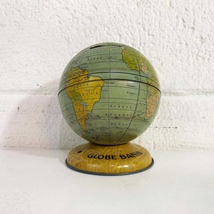 Vintage Globe Bank Mid Century J. Chein Zinn Lithographie Metall Weltkarte Baby Kinderzimmer Dekor Kinderzimmer Made in den USA 1950er Jahre Bücherregal Dekor