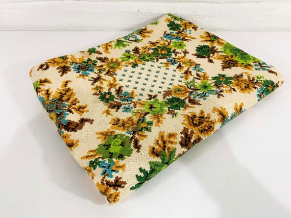 Vintage Oval Large Floral Tablecloth 70s Yellow Brown Flower Mid-Century Retro Table Cloth Dining Room Kitchen Needlepoint Floral 1970s