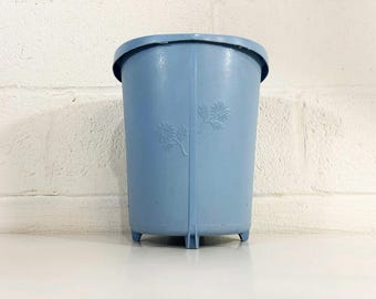 Lixeira Rubbermaid 2940 vintage azul pervinca, com margarida em relevo, década de 1970.