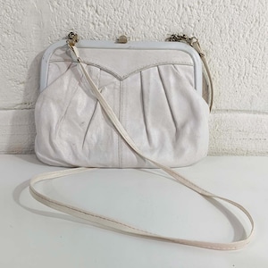 Bolso bandolera vintage de piel blanca, estilo hobo, holgado, de latón italiano dorado, minimalista, hecho en Italia, bandolera, años 80 y 90.