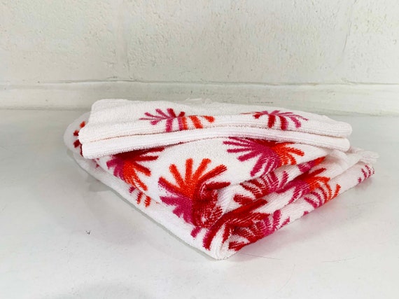 Vintage Cotton Bathroom Towels Callaway Washcloth Bath 1960s Mid-Century Set of 4 Starburst Atomic Red Pink White Christmas Holiday