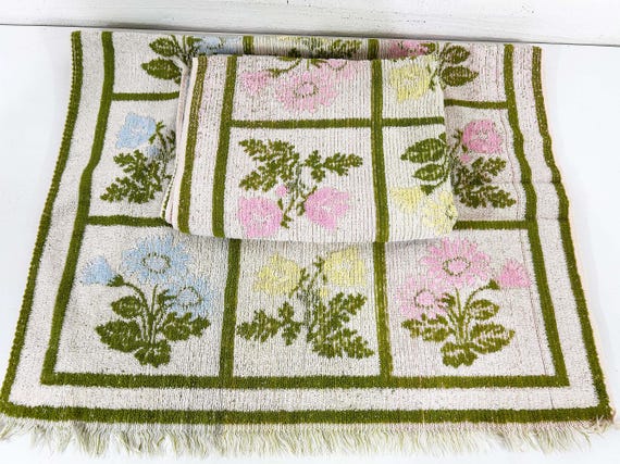 Vintage Cotton Bath Towels Yellow Bathroom Pair Set of 2 Sculptural Mid-Century Floral Flowers Cannon Royal Family Mod Flower 1970s 70s
