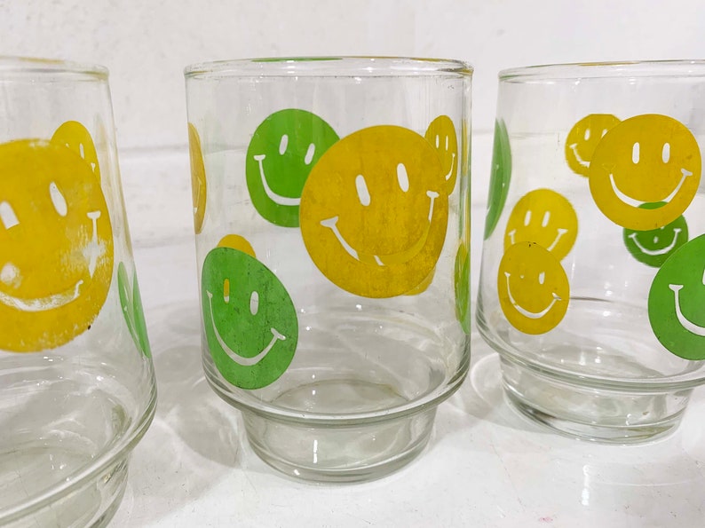 Vintage Smiley Face Glasses Set of 4 Juice Glass 1970s Cup Classic Happy Smile Novelty Yellow Green Kawaii Kitsch Retro 70s image 4