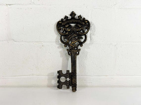 Vintage Gold Ornate Skelton Key Syroco Wall Decor Lock Mid Century Kitsch Hanging Hollywood Regency Rococo 70s 1970s