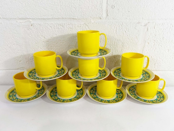 Vintage Oneida Plastic Cups and Saucers Plates Melmac Set of 8 Flower Power Melamine Yellow Blue Green Plastics Dinner Plate 1980s 1970s