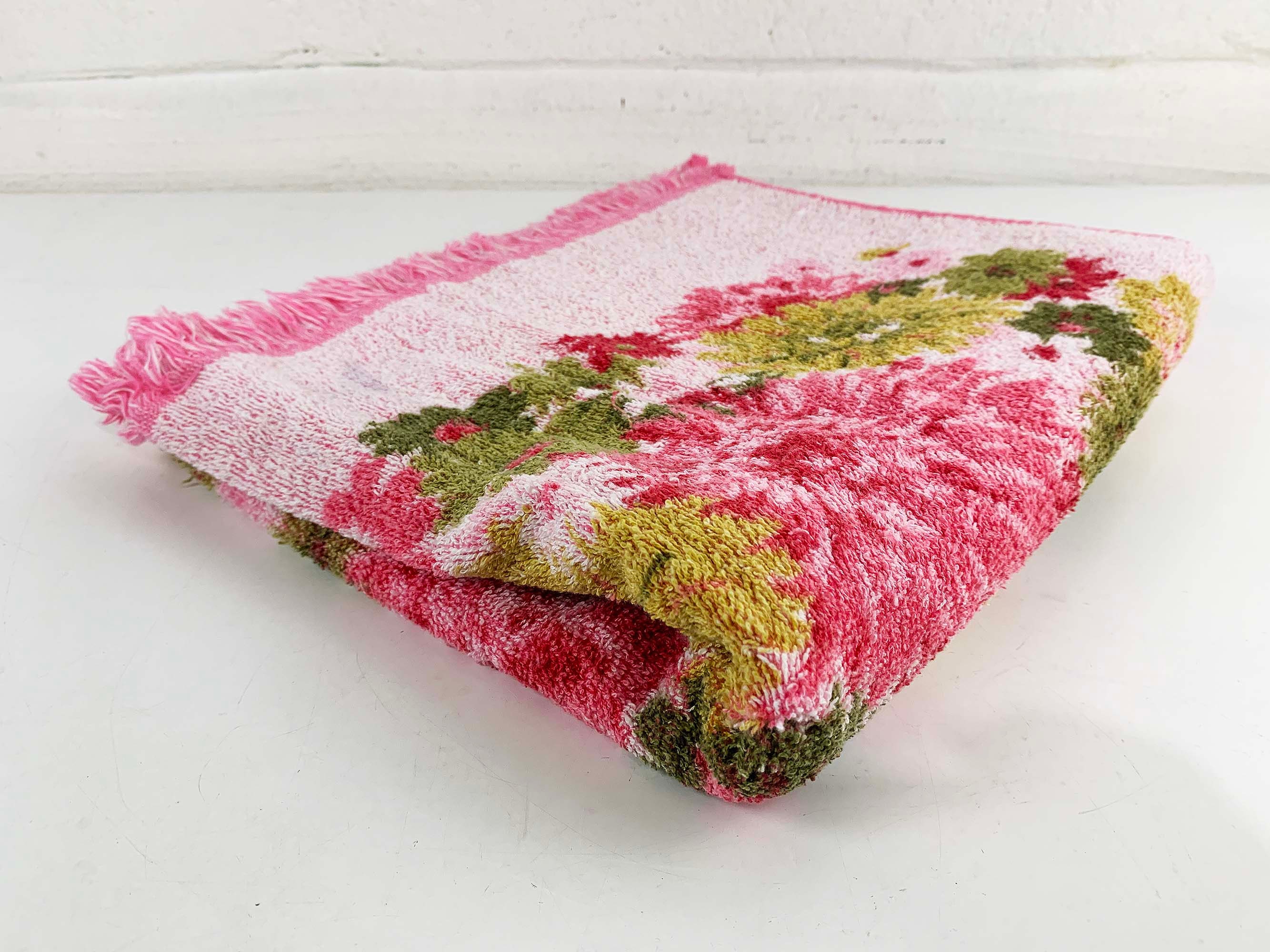 vintage Cannon bath towels & wash cloths w/ retro roses floral on pink!