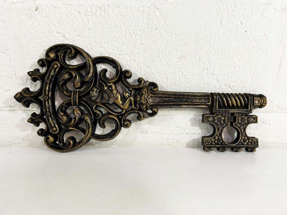 Vintage Skelton Key Syroco Gold Ornate Mid-Century Kitsch Hanging Hollywood Regency Rococo 1970s