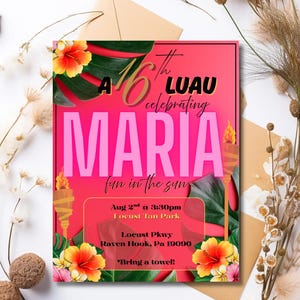 Puede incluir: Una vibrante invitación para un luau de 16 cumpleaños, con un esquema de color rosa y rojo. La invitación incluye el nombre "MARIA" en letras rosas grandes, con detalles sobre el evento, incluyendo la fecha, hora y lugar. Flores y follaje tropicales decoran los bordes.