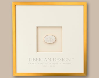 Könnte beinhalten: Ein goldfarbener Bilderrahmen mit einem weißen ovalen Kamee im Inneren. Der Kamee zeigt ein weißes Design auf weißem Hintergrund. Der Text unter dem Kamee lautet "Tiberian Design™ Prämierte gerahmte Intaglien 235 € - 995 €".