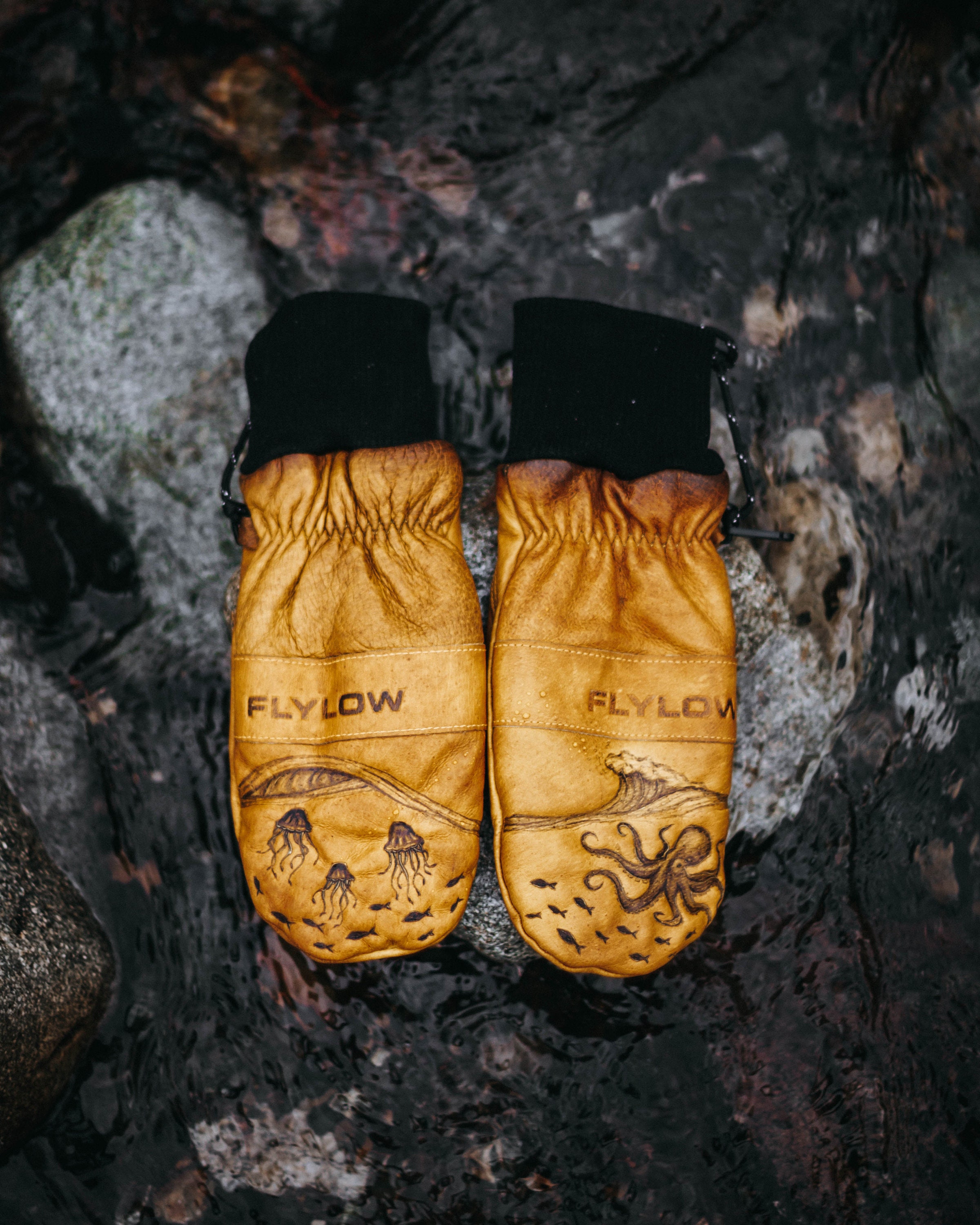 Flylow Oven Mitt- Black