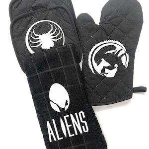 Aliens Movie Oven Mitt Set