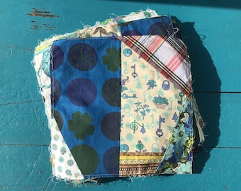 Trinta blocos de patchwork de algodão, estilo anos 70, com estampas divertidas, xadrez, florais, etc.