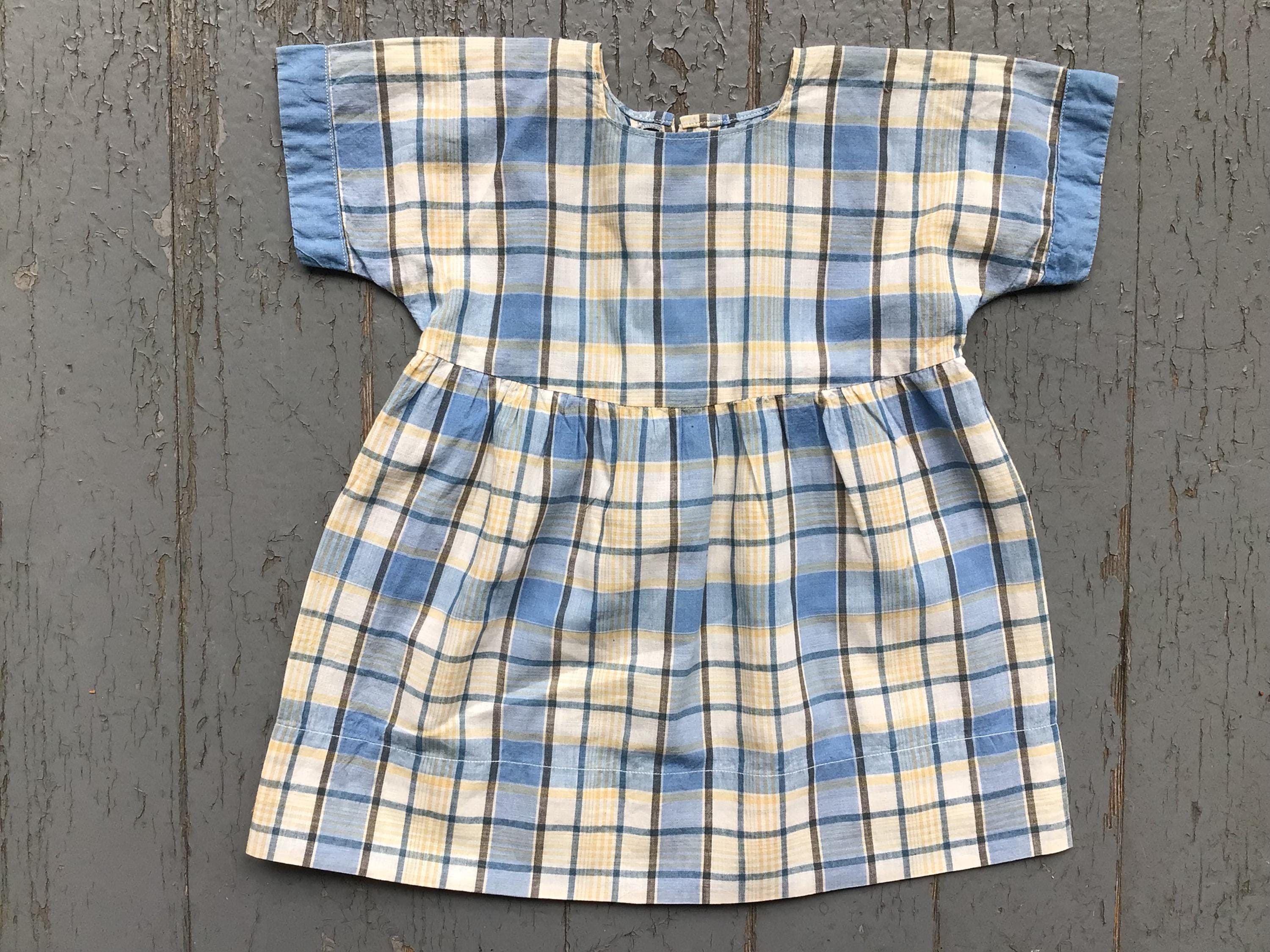 Vestido antiguo para muñeca o bebé, cuadros azules y amarillos