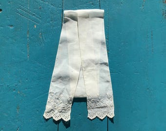 Faixa vitoriana com bordado branco em azul e branco.