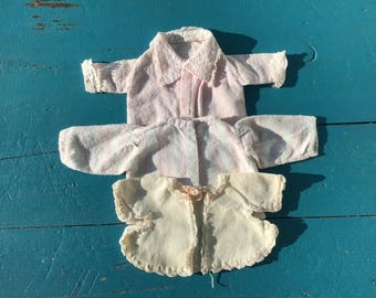 Conjunto de três jaquetas/blusas antigas para bonecas, início do século XX.