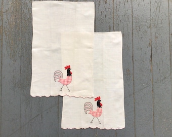 Paar vintage theedoeken met gingham haan, jaren 1950