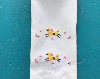 Toalha de hóspedes vintage dos anos 1950 com estampa de poodles.