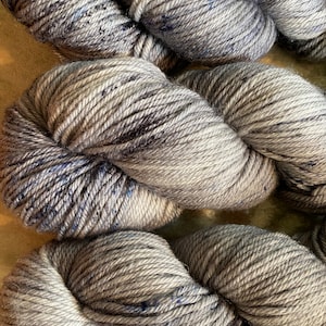 Hilo de merino teñido a mano Stormy Dreams, 8 capas, 100 g, madeja