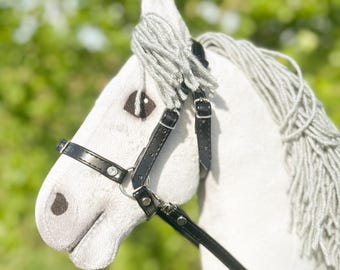 Brida y riendas premium sin bocado para caballito de juguete: cuero sintético negro de primera calidad, totalmente cosido, totalmente ajustable a todas las tallas. *¡Solo brida! ¡No incluye caballo!