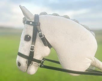 Brida y riendas inglesas premium para caballo de juguete, negras y plateadas: diseño totalmente ajustable, apariencia y tacto premium, cuero sintético cosido *SOLO BRIDA*