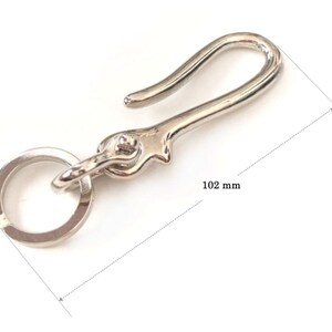 Op de afbeelding: Zilveren sleutelhanger met een haak en een ring. De haak is 102 mm lang.